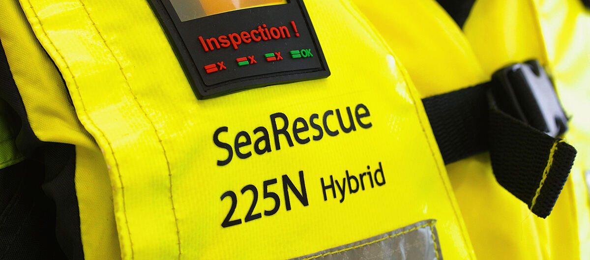 Nærbilde av en SeaRescue hybridvest